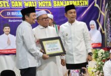 Safari Ramadan di Banjarmasin, Wagub Hasnuryadi dan Walikota Banjarmasin Serahkan Hibah ke Masjid Nurul Jannah